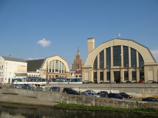 Канал у автовокзала. В нём растут кувшинки... А звезду точно сняли - мне про это рассказали в электричке Канал у автовокзала. В нём растут кувшинки... А звезду точно сняли - мне про это рассказали в электричке