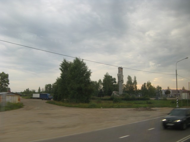 поворот на Ржев и гнездо аиста на монументе... поворот на Ржев и гнездо аиста на монументе...