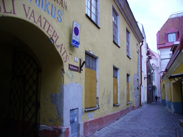 Рахукохту. Она же "Улица Пьяного Рыцаря" - по одной из легенд пьяный рыцарь не мог тут упасть с коня - стены не давали Рахукохту. Она же "Улица Пьяного Рыцаря" - по одной из легенд пьяный рыцарь не мог тут упасть с коня - стены не давали