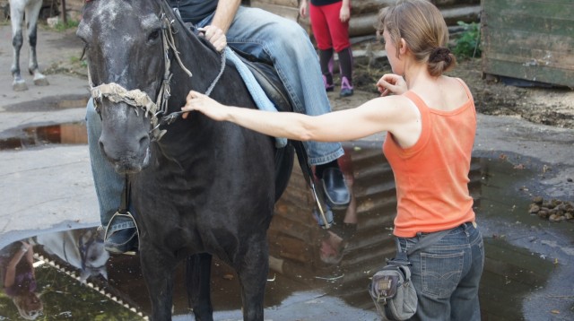 добрая Катя подгоняет стремена на обшарпаной Адриатике добрая Катя подгоняет стремена на обшарпаной Адриатике