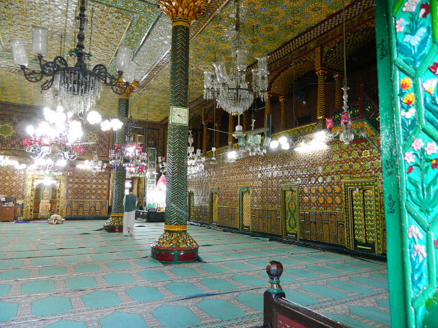 Интерьер старинной мечети в Шринагаре,выполненный в технике папье-маше...