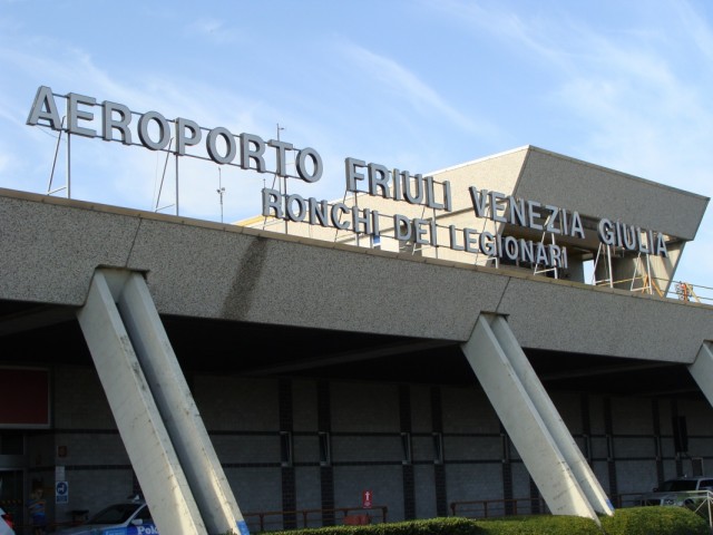 Здание аэропорта.