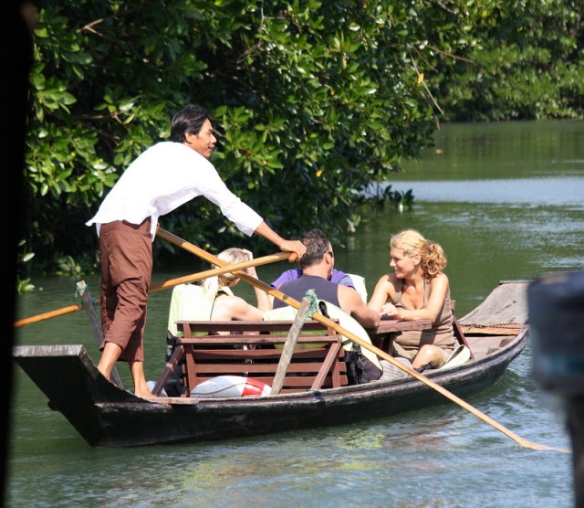 желающих катают "гондольеры" в мангровые леса