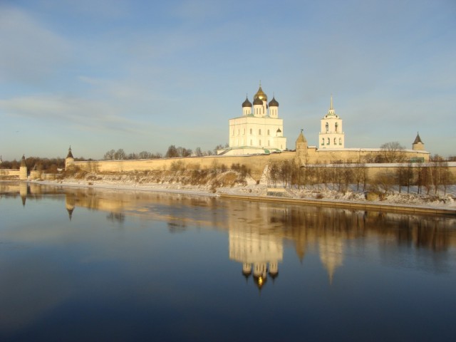 Вид на Псковский Кремль. Вид на Псковский Кремль.