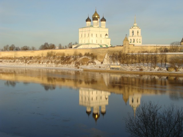 Вид на Псковский Кремль. Вид на Псковский Кремль.