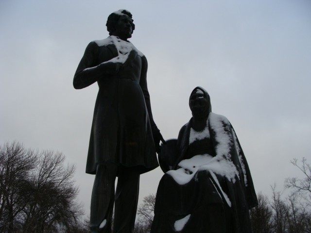Памятник А.С. Пушкину и Арине Родионовне. Памятник А.С. Пушкину и Арине Родионовне.