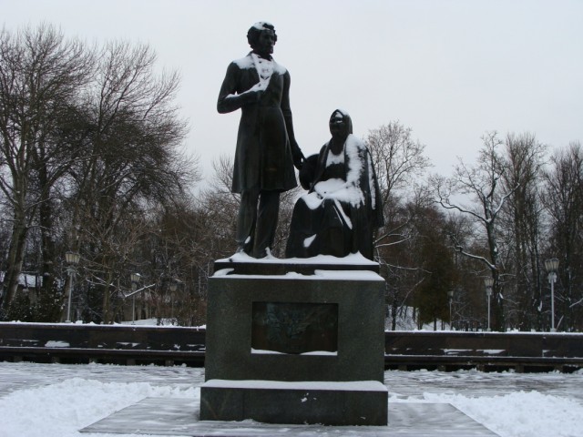 Памятник А.С. Пушкину и Арине Родионовне. Памятник А.С. Пушкину и Арине Родионовне.