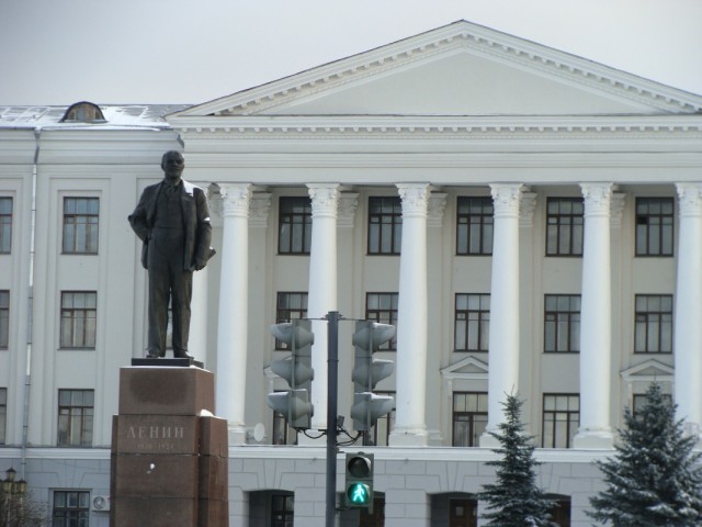 Памятник нашему вождю, который завёл нас неизвестно (вернее уже известно) куда. Памятник нашему вождю, который завёл нас неизвестно (вернее уже известно) куда.