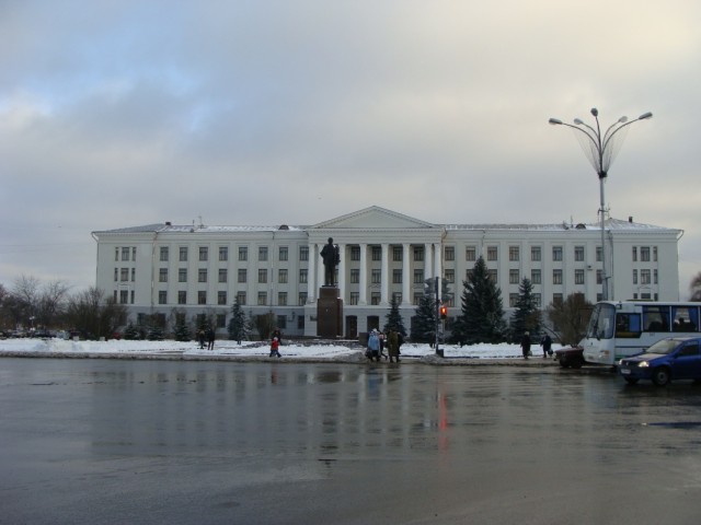 Какой же советский город и без памятника Ленина?! Какой же советский город и без памятника Ленина?!