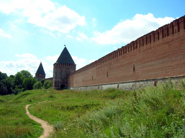 Крепостная стена с башнями