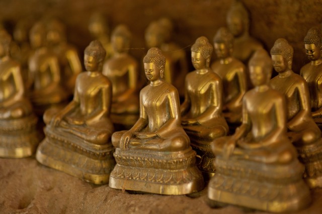 Статуэточки вдоль статуи Будды