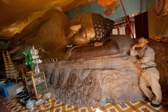 Статуя лежачего Будды