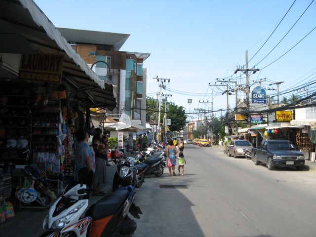 Посёлок Чавенг. На главной улице