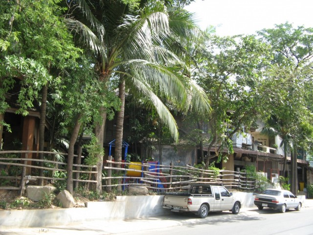 Посёлок Чавенг. По пути к храму, несколько в стороне от центральной улицы
