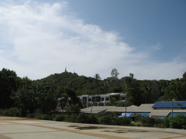 Вид от озера на холм с Кхао Хуа Йук