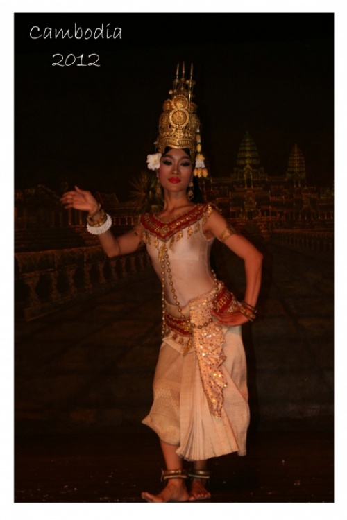 танцовщица "Апсара шоу". танцовщица "Апсара шоу".