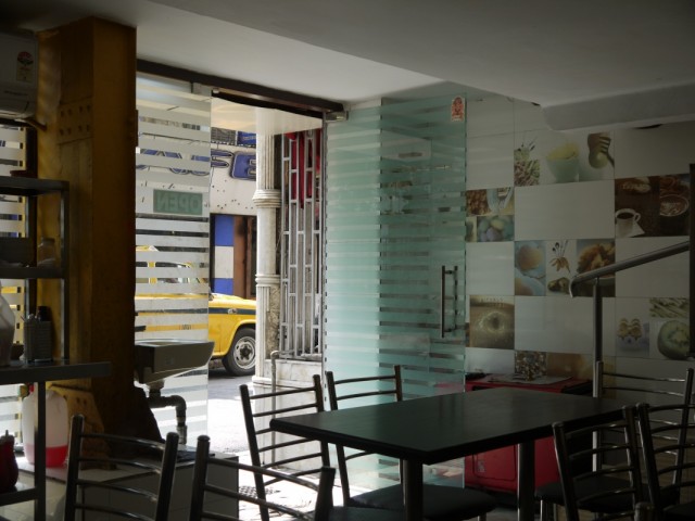 Неплохое кафе в центре Саддера на перекрестке, забыла название Неплохое кафе в центре Саддера на перекрестке, забыла название