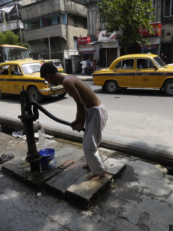 Амбассадор, улица Калькутты и веселый водонос Амбассадор, улица Калькутты и веселый водонос