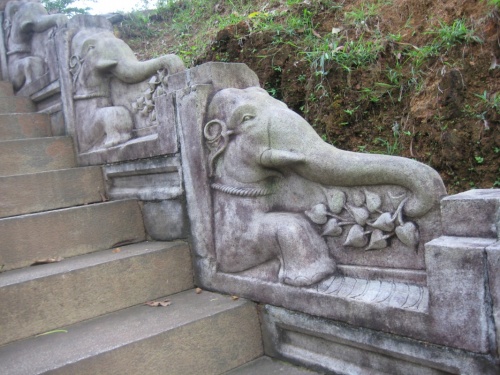 Слоны на лестнице храма