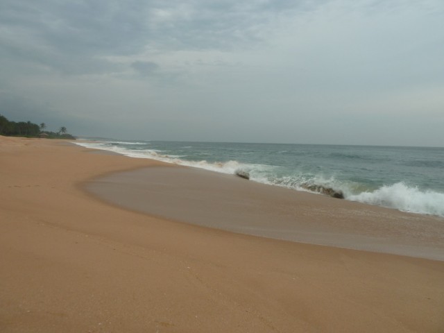 Тангалле бескрайний пляж