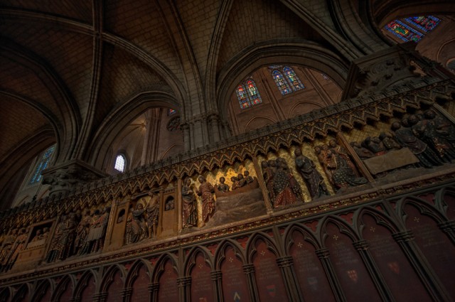 внутри Нотр-Дам де Пари внутри Нотр-Дам де Пари