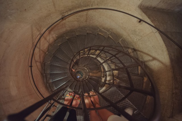 на Триумфальную арку поднятся легче, чем спускаться на Триумфальную арку поднятся легче, чем спускаться