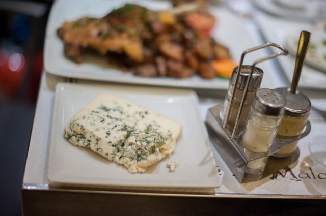 Наш ужин: сыр с плесенью... Наш ужин: сыр с плесенью...