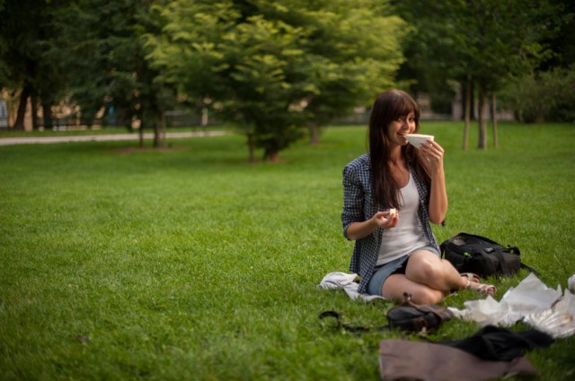 пытаюсь съесть весь кусок сыра за раз ))) пытаюсь съесть весь кусок сыра за раз )))