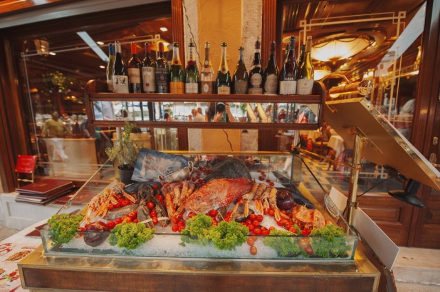 в ресторане можно выбрать живность, которую вам тут же приготовят в ресторане можно выбрать живность, которую вам тут же приготовят