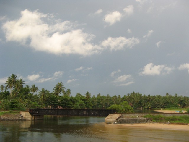 Мимо Хиккадувского моста, на котором волна поймала ещё один поезд