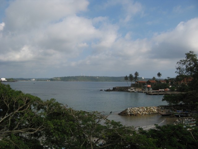 Фото из января 2011. Вид на южную бухту в сторону Унаватуны (справа, где ступа на холме, там - холм Румасала)