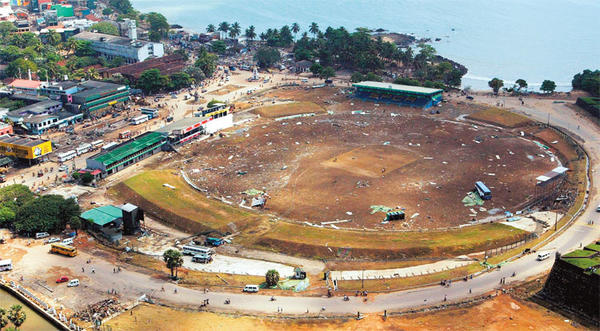27 декабря 2004. Крикетный стадион. Вон оттуда, из бухты пришла волна...
