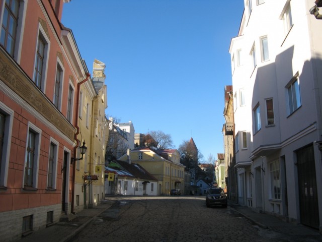 Старый Таллинн. Слева в орнаменте на доме - свастики