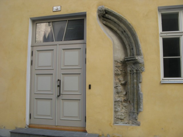 Старый Таллинн. Останки старинной двери