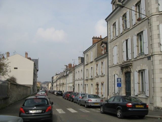 По улицам Орлеана в сторону реки Луара По улицам Орлеана в сторону реки Луара