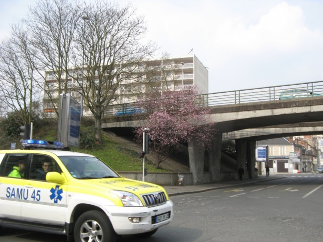 По улицам Орлеана в сторону реки Луара По улицам Орлеана в сторону реки Луара