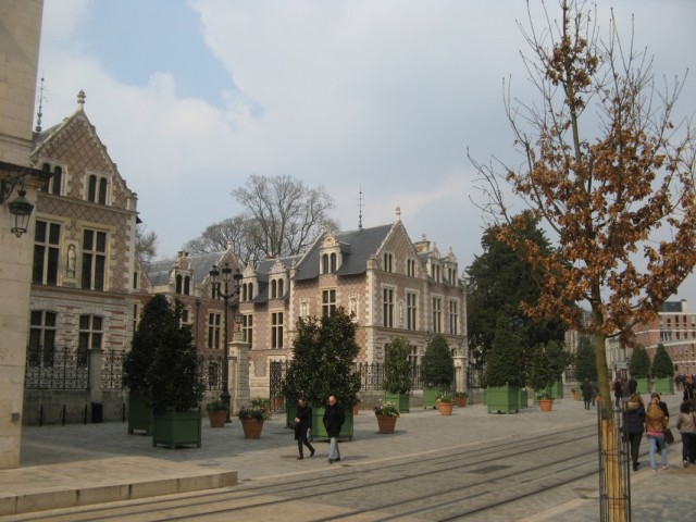 Какой-то отель, в котором по выходным очень модно делать свадьбы))) Там, говорят, красиво внутри))) Какой-то отель, в котором по выходным очень модно делать свадьбы))) Там, говорят, красиво внутри)))