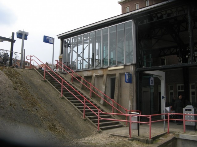 Хотел, было, поинтересоваться "мамо, дэ Моооре?" - но умные голландцы всё обозначили указателями: "Море - Там!" Хотел, было, поинтересоваться "мамо, дэ Моооре?" - но умные голландцы всё обозначили указателями: "Море - Там!"