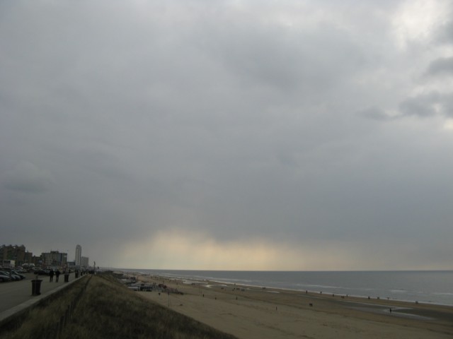 Пляж Зандвоорт. В общем-то, уже полпути до Блёмендаля Пляж Зандвоорт. В общем-то, уже полпути до Блёмендаля