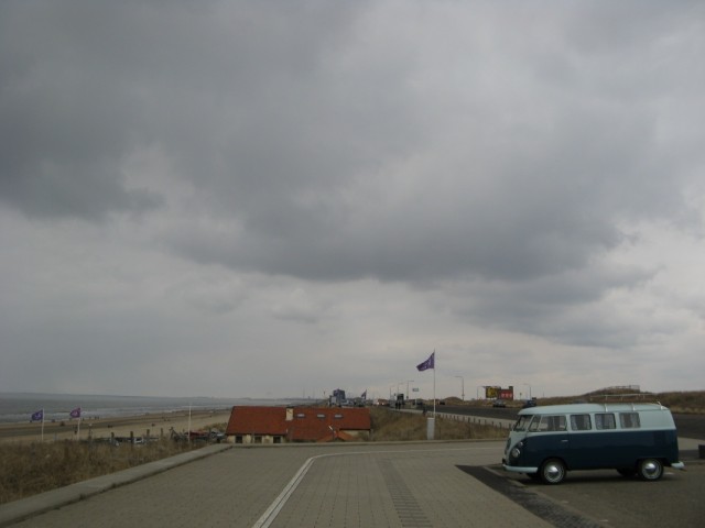 А вдалеке - Блёмендаль, и его пляж - продолжение длиннючей зандвортской полосы А вдалеке - Блёмендаль, и его пляж - продолжение длиннючей зандвортской полосы