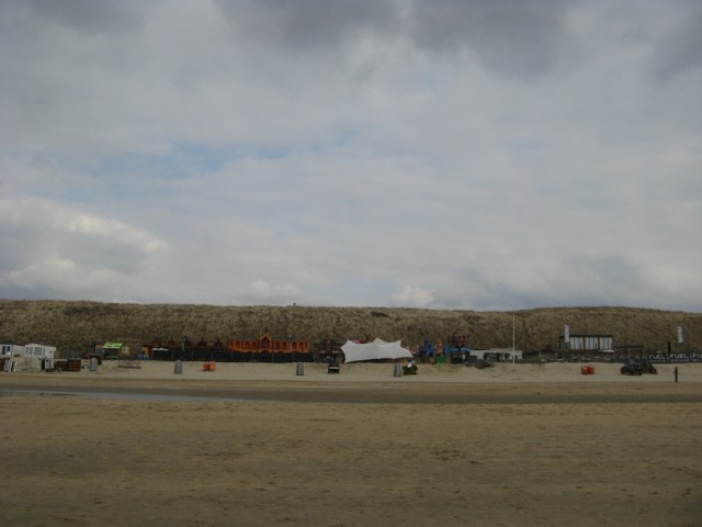 На площадках уже народ собирается, музон долбит))) Но - ээх - не сегодня... На площадках уже народ собирается, музон долбит))) Но - ээх - не сегодня...