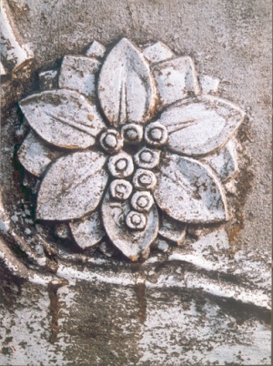 Каменный лотос на стене храма Гангарамайя.
