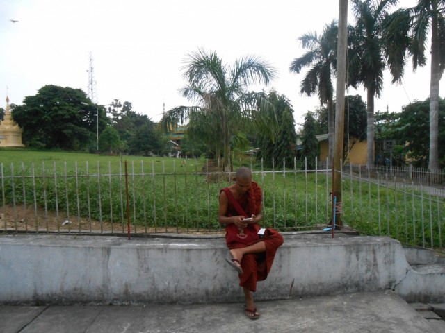 и там монахи имеют мобильный и там монахи имеют мобильный