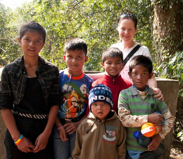 местные школьники, которые каждый божий день преодолевают эти 2000 ступеней туда обратно местные школьники, которые каждый божий день преодолевают эти 2000 ступеней туда обратно