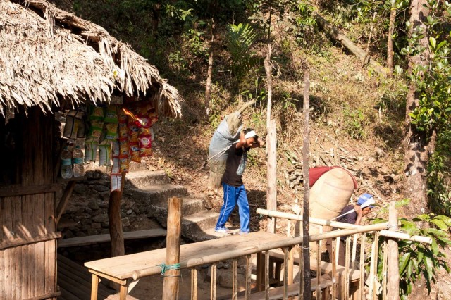 народ туда сюда ходит весь день народ туда сюда ходит весь день