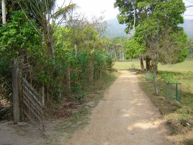 Далее тропинка вдоль индийской деревни Далее тропинка вдоль индийской деревни