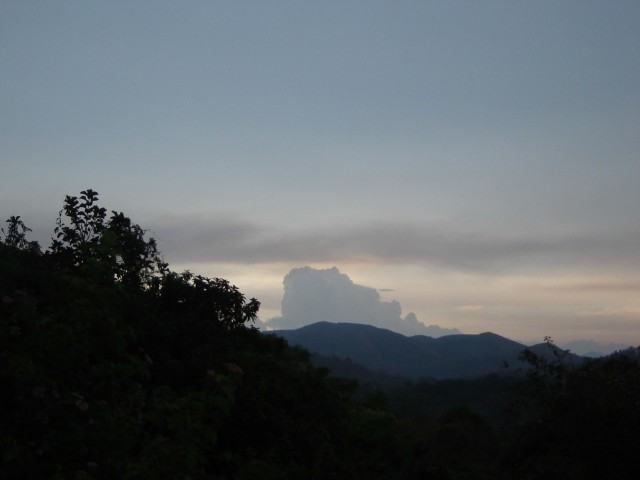 Вид с соседней улицы на Тамил Наду. Не вечер, но гроза и темно. Вид с соседней улицы на Тамил Наду. Не вечер, но гроза и темно.