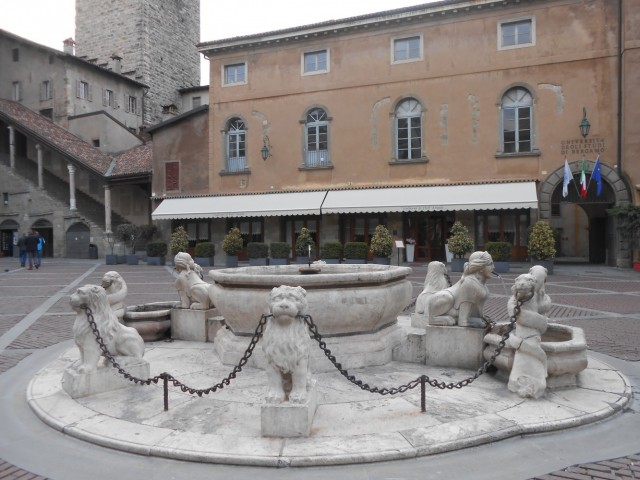 площадь с фонтаном площадь с фонтаном