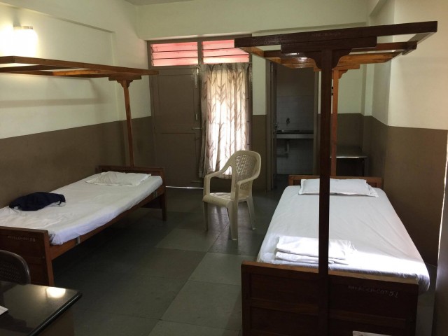 комната 1350 рупий в день+2800 за лечение