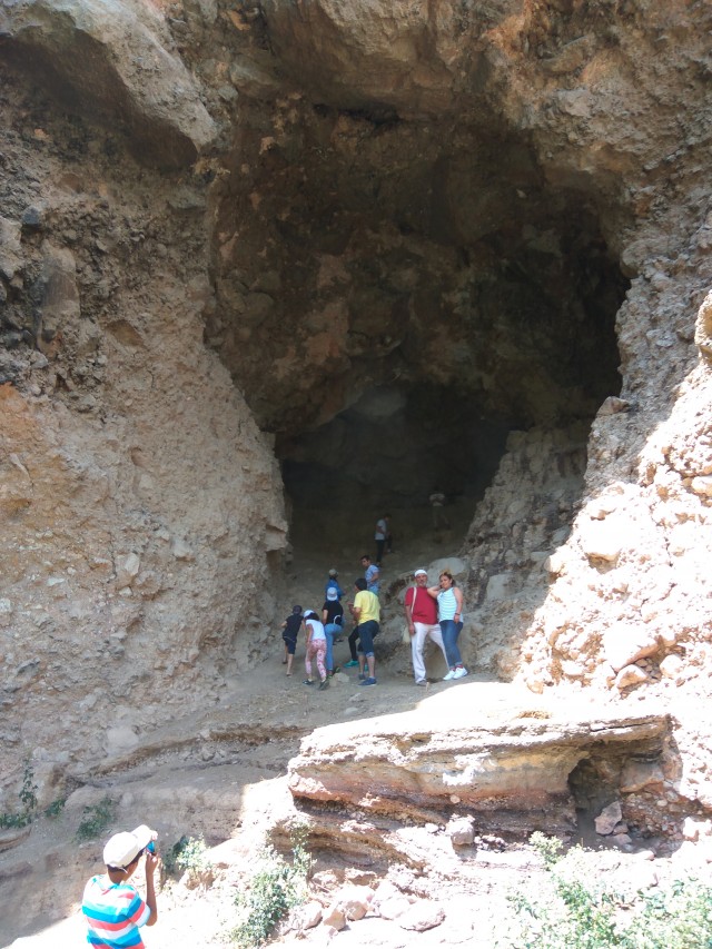 пещера - просто дыра на склоне